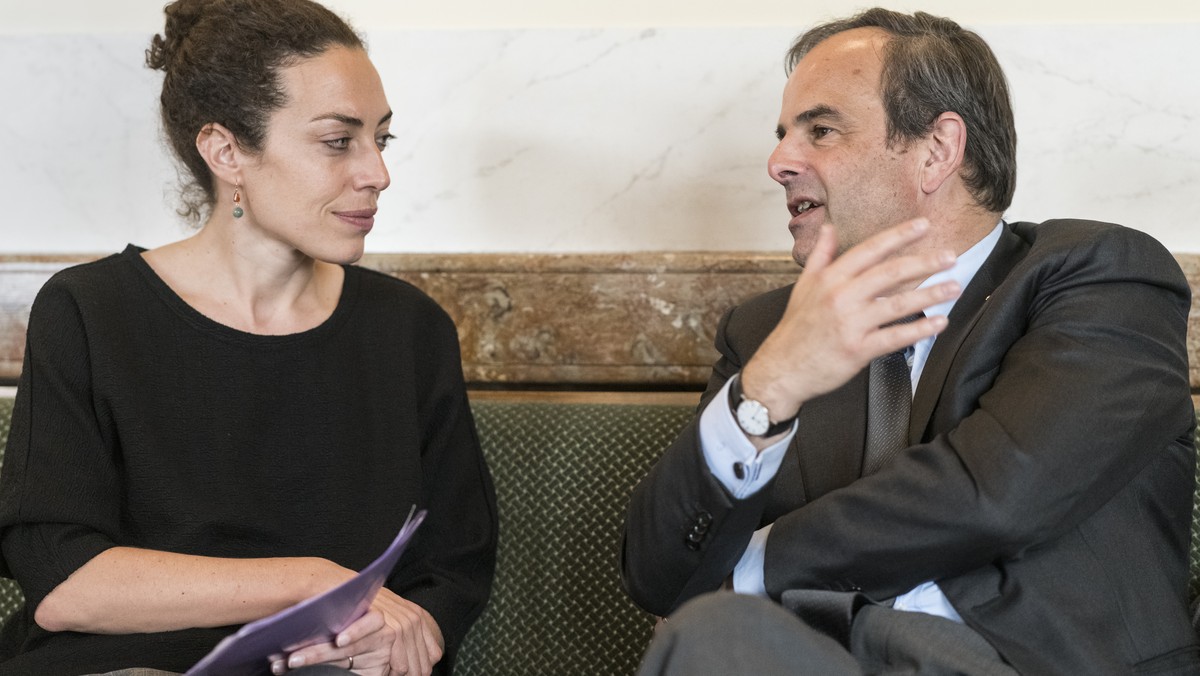 Der Parteipraesident der CVP, Gerhard Pfister, CVP-ZG, rechts, diskutiert mit Gianna Luzio, der Generalsekretaerin der CVP, an der Sondersession des Nationalrats, am Mittwoch, 8. Mai 2019 in der Wande ...