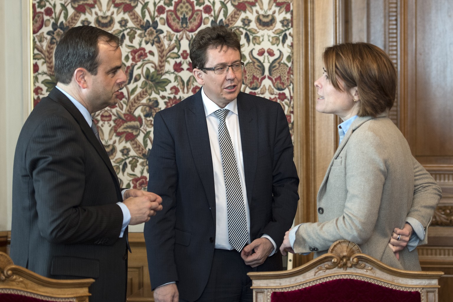 Die neuen Parteipraesidenten Gerhard Pfister, CVP, Albert Roesti, SVP und Petra Goessi, FDP, von links, unterhalten sich im Bundesratszimmer waehrend der Sondersession im Nationalrat, am Montag, 25. A ...