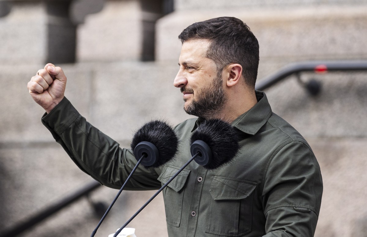 epa10811655 Ukrainian President Volodymyr Zelensky speaks in front of the Danish Parliament in Copenhagen, Denmark, 21 August 2023. Ukrainian President Volodymyr Zelensky and his wife Olena Zelenska a ...