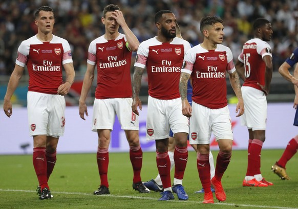 epa07611013 Alexandre Lacazette (C) of Arsenal and Eden Hazard of Chelsea reacts during the UEFA Europa League final between Chelsea FC and Arsenal FC at the Olympic Stadium in Baku, Azerbaijan, 29 Ma ...