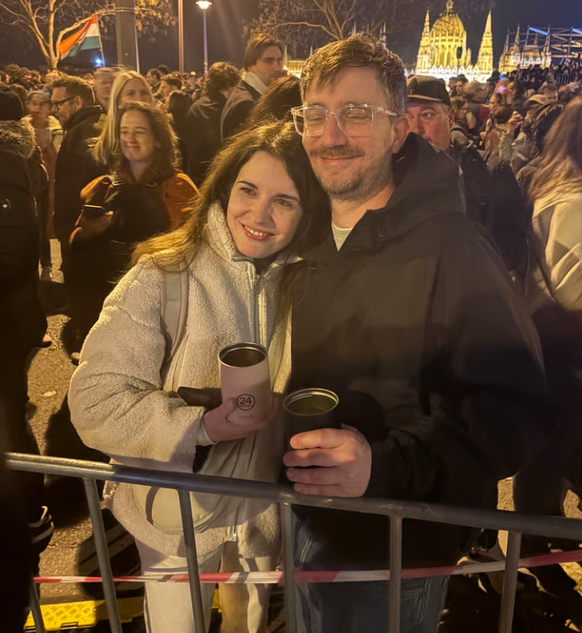 Patricia und Ádám sind gekommen, um den Sieg von Péter Magyar zu feiern.