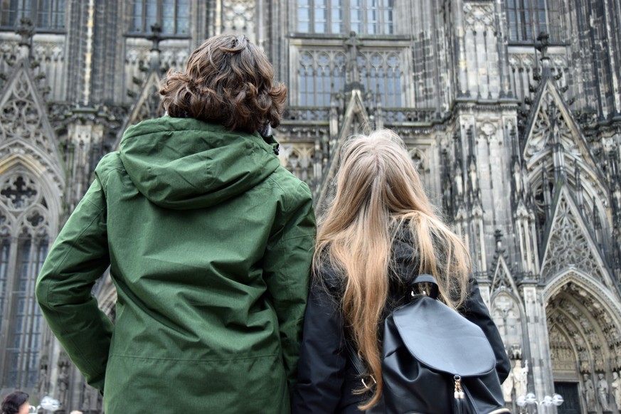 Sie bleiben draussen: Viele junge Paare geben sich das Jawort nicht mehr in der Kirche.