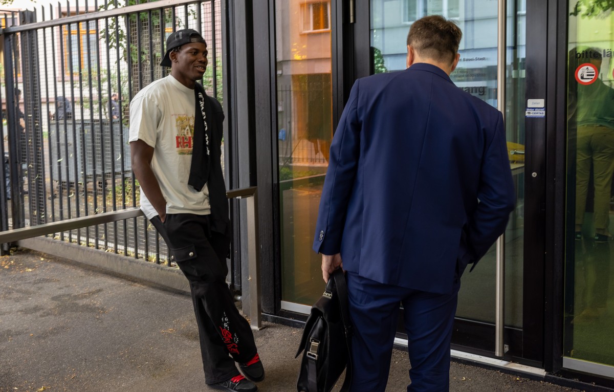 Der Fussballspieler Breel Embolo, links, und sein Anwalt, rechts, fotografiert am Mittwoch, 21. Juni 2023 beim Gericht fuer Strafsachen in Basel. (KEYSTONE/Patrick Straub)