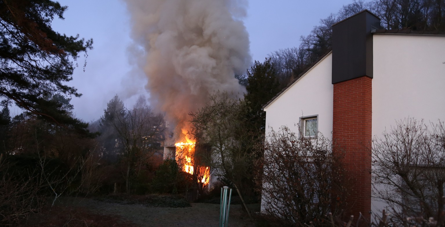 *** USER WILL ANONYM BLEIBEN ***
tel: 
In Brugg brennt ein Haus.

https://www.google.ch/maps/place/47%C2%B029&#039;15.2%22N+8%C2%B012&#039;24.9%22E/@47.48755,8.2063645,186m/data=!3m2!1e3!4b1!4m5!3m4 ...