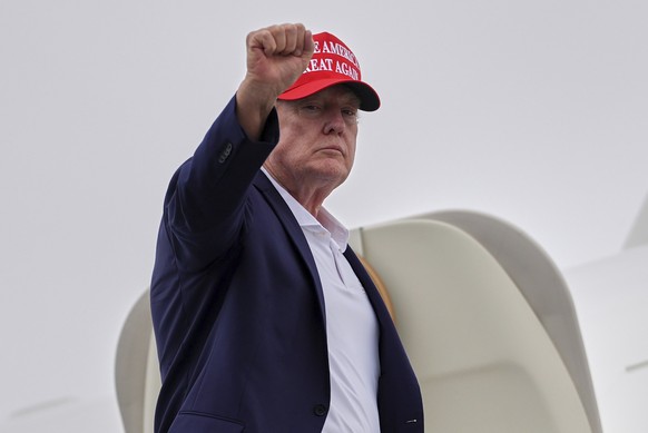 President Donald Trump gestures as he boards Air Force One at Morristown Airport, Sunday, Aug. 16, 2026, in Morristown, N.J. (AP Photo/Julia Demaree Nikhinson)
Trump
