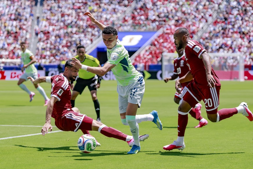 epa13035303 Switzerland's Ruben Vargas, center, in action against Qatar's Yusuf Abdurisag, left, and Qatar's Ahmed Fathy, right, during the FIFA World Cup 2026 group stage match Qatar a ...