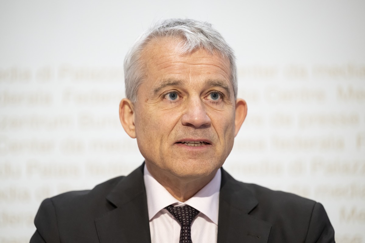 Bundesrat Beat Jans spricht an einer Medienkonferenz zur Vernehmlassungsvorlage zum indirekten Gegenvorschlag zur Konzernverantwortungsinitiative nach Entscheid des Bundesrats vom Mittwoch, am Donners ...