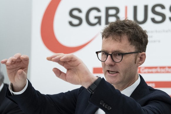 Daniel Lampart, Chefoekonom SGB, fordert an einer Medienkonferenz Lohnerhoehungen, am Freitag, 6. September 2019, in Bern. (KEYSTONE/Peter Schneider)