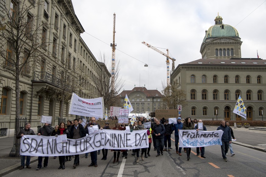 Journalistinnen und Journalisten der Schweizerischen Depeschenagentur SDA (ATS) sowie Gewerkschaftsvertreter demonstrieren gegen den geplanten Stellenabbau, am Dienstag, 30. Januar 2018, in Bern. Die  ...