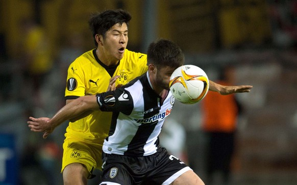 epa04959438 Dortmund&#039;s Joo-Ho Park (R) in action against Saloniki&#039;s Dimitris Konstantinidis during the UEFA Europa League group C soccer match between PAOK Saloniki and Borussia Dortmund at  ...