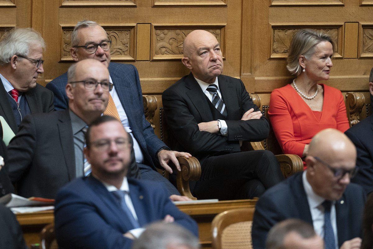 Daniel Jositsch, Staenderat SP/ZH, hinten Mitte, verfolgt die Ersatzwahl fuer den Bundesrat, am Mittwoch, 7. Dezember 2022 im Bundeshaus in Bern. (KEYSTONE/Marcel Bieri)