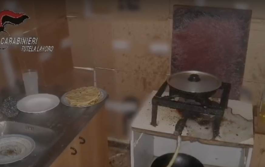 Desolate Küche einer Wohnung direkt neben der Fabrik.