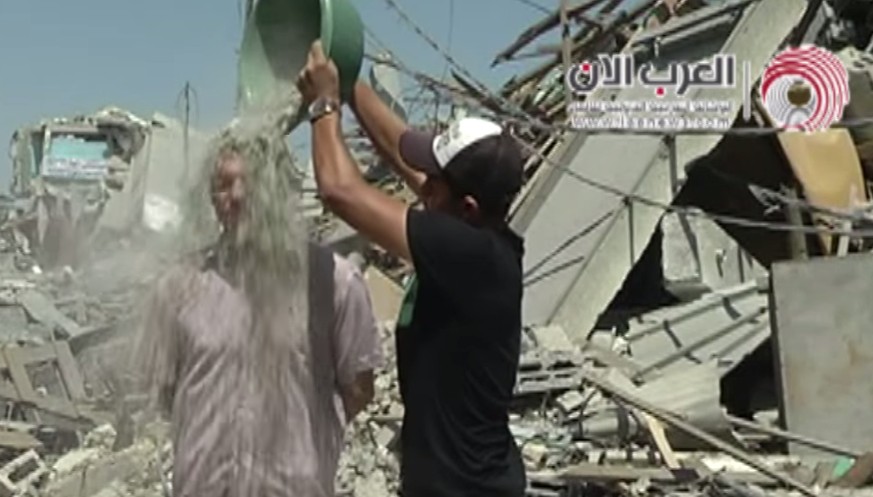 Bei der Gaza-Version von Ice Bucket Challenge leert man sich Schutt über den Kopf.