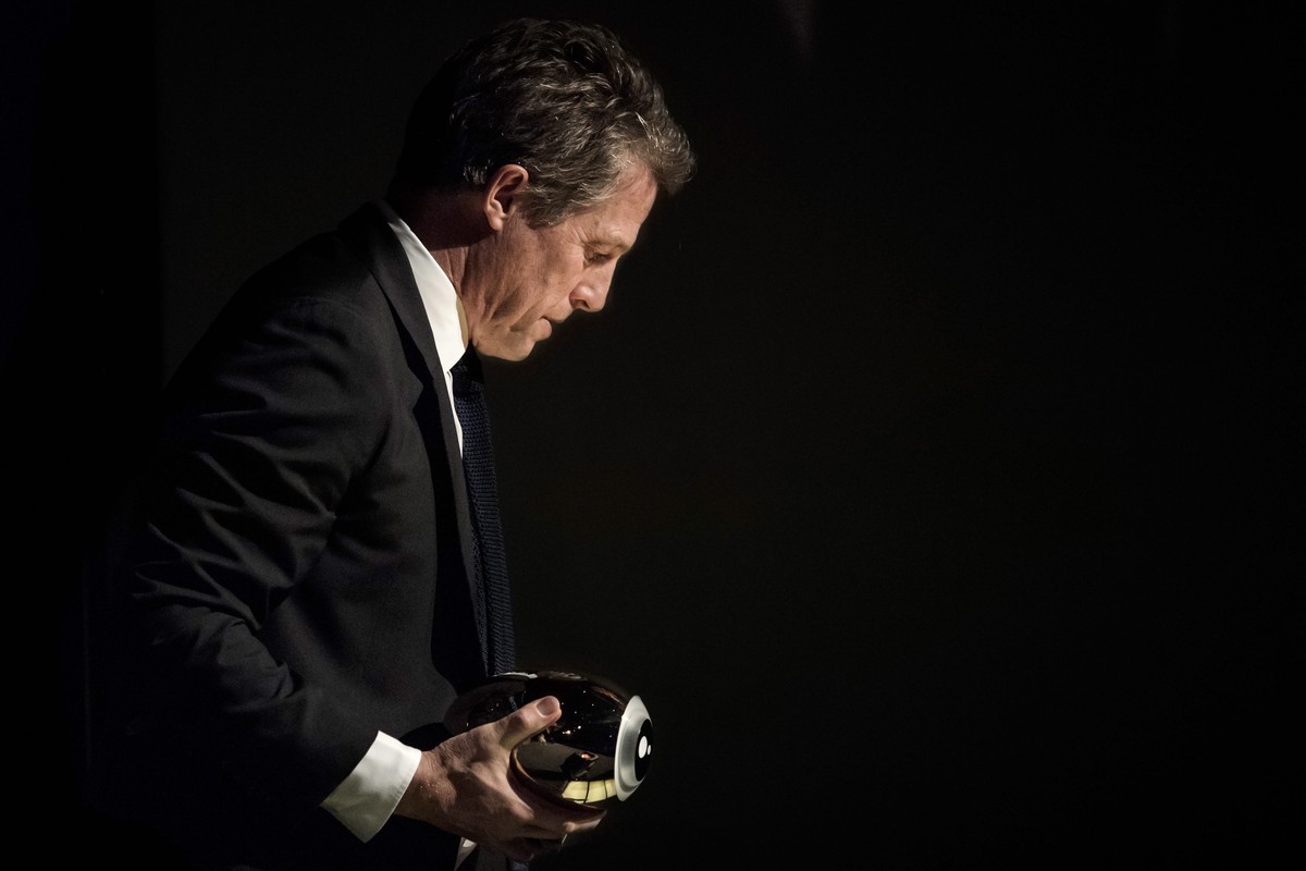 epaselect epa05559039 British actor Hugh Grant holds his 'Lifetime Achievement Award' during the 12th annual Zurich Film Festival, in Zurich, Switzerland, 27 September 2016. The festival run ...