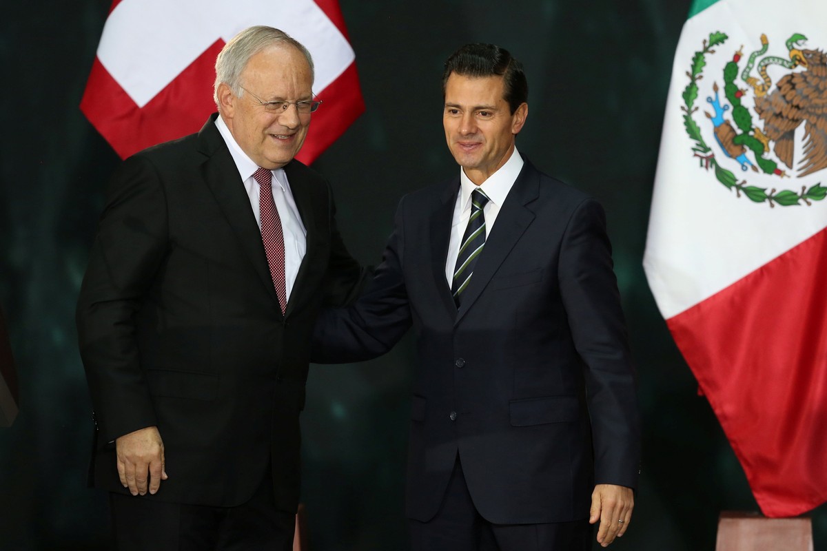 Mexico's President Enrique Pena Nieto (R) smiles with Swiss President Johann Schneider-Ammann during a welcome ceremony at the National Palace in Mexico City, Mexico, November 4, 2016. REUTERS/Ed ...