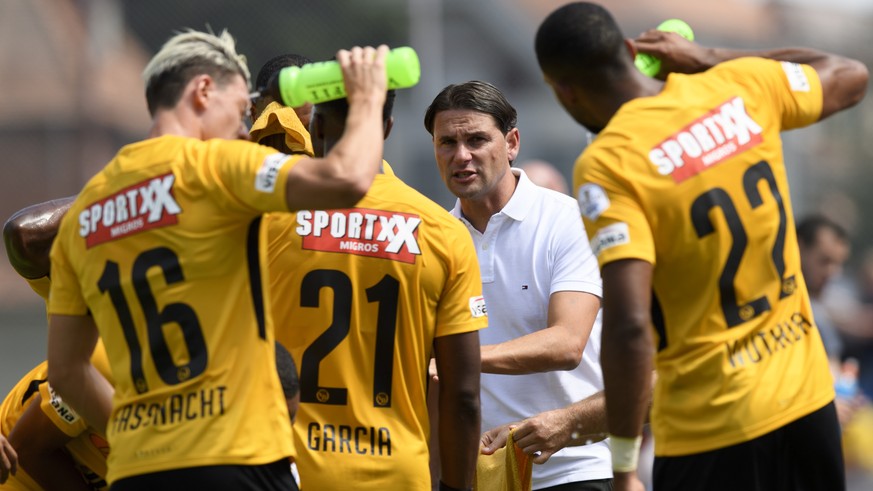 YB Cheftrainer Gerry Seoane, speaks with his players during a friendly soccer match of the international Uhrencup tournament between Switzerland&#039;s BSC Young Boys and England&#039;s Wolverhampton  ...