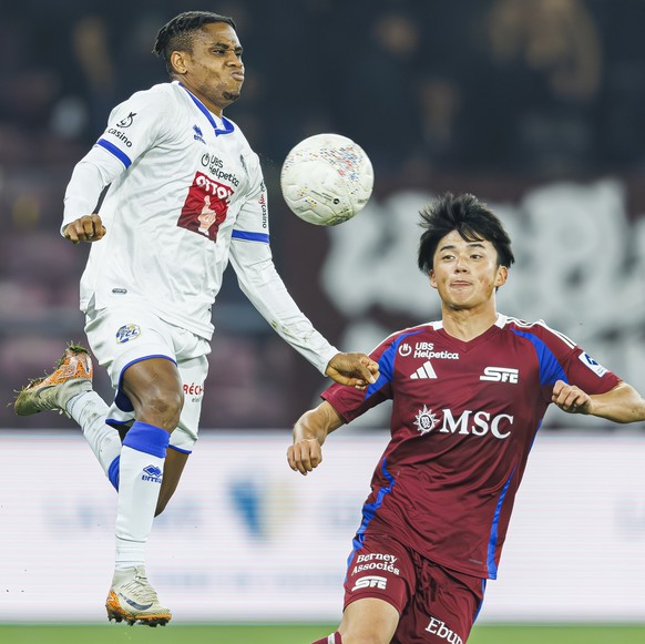 Thibault Klidje (FCL), gauche, lutte pour le ballon avec Keigo Tsunemoto (SFC), droite, lors de la rencontre de football de Swiss Super League entre le Servette FC, SFC, et le Luzern, FCL, ce jeudi 31 ...