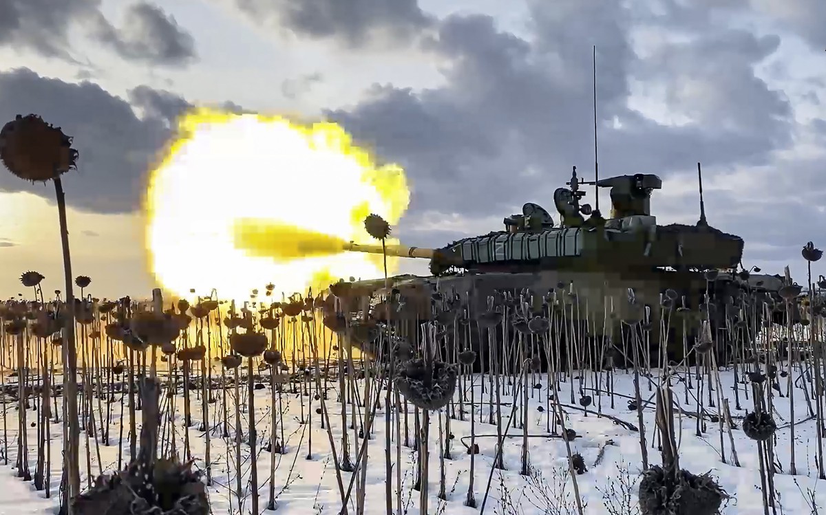 epa10507217 A still taken from a handout video made available 07 March 2023 by the Russian Defence Ministry's press service shows a Russian T-90 battle tank firing at an undisclosed location the  ...