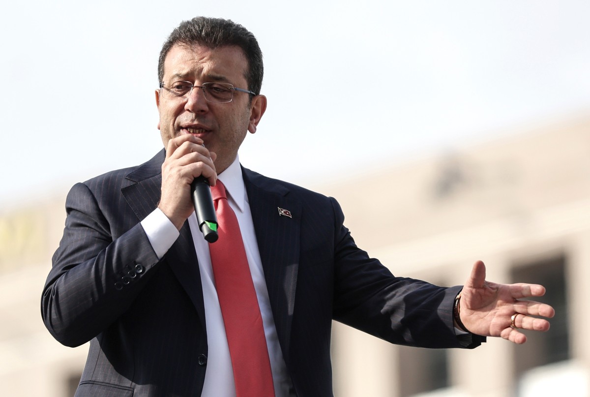 epa11973060 (FILE) Istanbul Mayor Ekrem Imamoglu speaks to supporters gathered in front of the Istanbul Courthouse, in Istanbul, Turkey, 31 January 2025 (re-issued 19 March 2025). One day after Imamog ...
