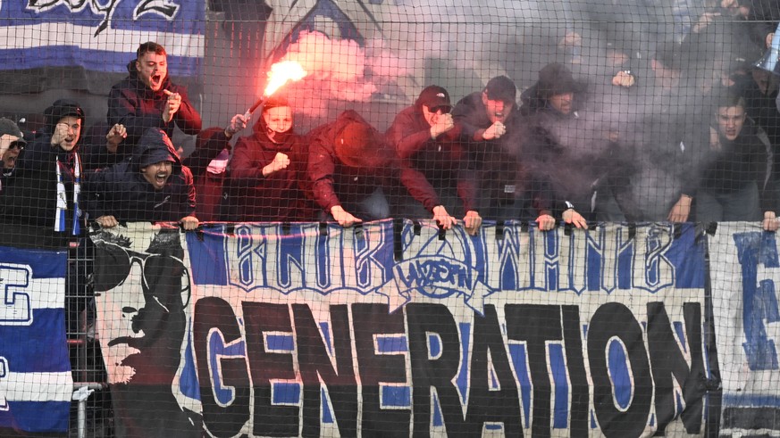 Lars Villiger (FCL), rechts, und Team bejubeln das 1-1 mit Fans, im Fussball Meisterschaftsspiel der Swiss Super League zwischen St. Gallen, FCSG, und Luzern, FCL, vom Montag, 1. April 2024 in Kybunpa ...