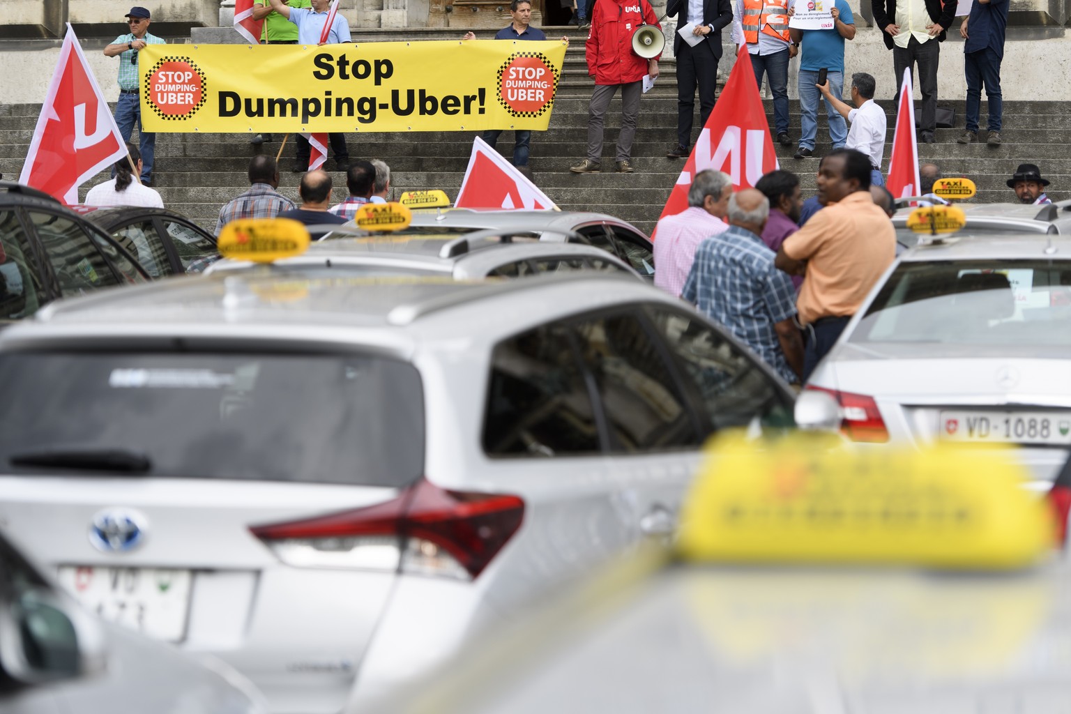 ARCHIVBILD ZUR MK DER UNIA ZUM THEMA PLATTFORM-ARBEIT --- Des chauffeurs de Taxi lausannois manifestent contre la reconnaissance de Uber comme centrale d'appels ce mardi 8 mai 2018 a Lausanne. Les cha ...