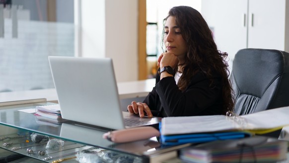 Frau vor Laptop (Symbolbild)