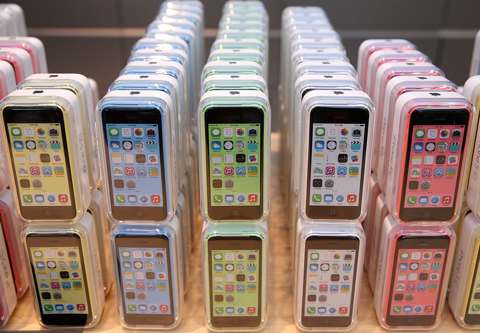 Das iPhone 5C verkauft sich schleppend. Nun soll's eine Preisreduktion in ausgewählten Ländern richten.
