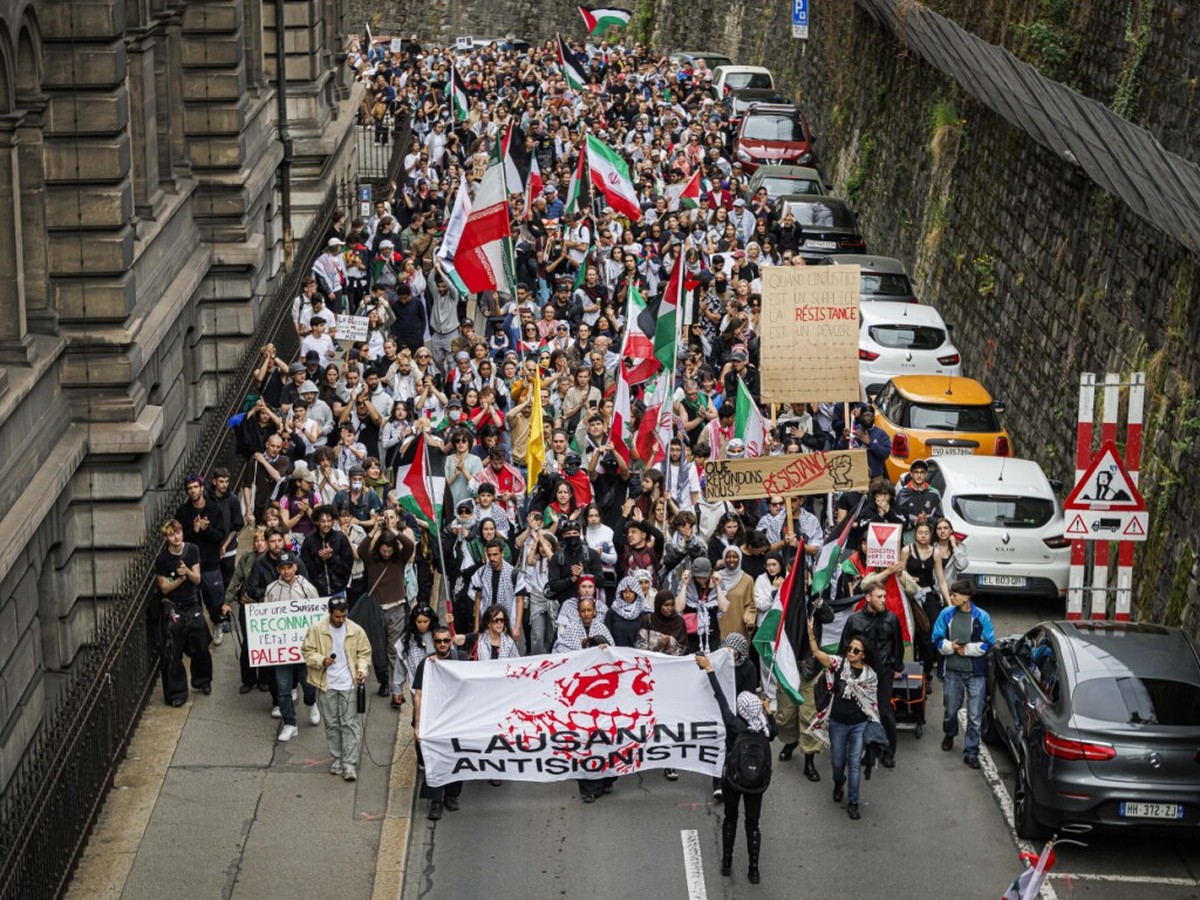 De nombreux drapeaux, y compris un du Hezbollah libanais. accompagnaient les manifestants à Lausanne.