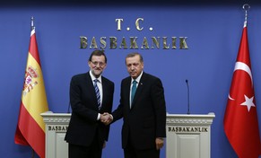 Der Spanische Ministerpräsident Rajoy (links) und der Türkische Premier Erdogan (rechts) bei der Pressekonferenz über die Partnerschaft