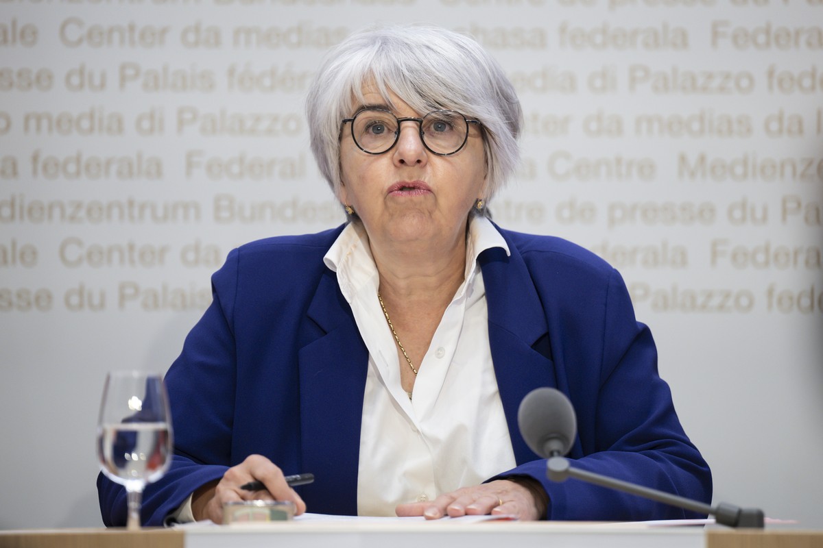 Bundesraetin Elisabeth Baume-Schneider spricht an einer Medienkonferenz ueber die Reform der beruflichen Vorsorge, am Montag, 24. Juni 2024, in Bern. Das Schweizer Stimmvolk hat im September ueber die ...