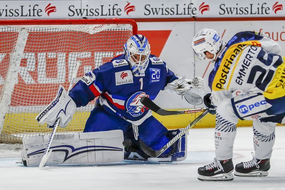 ZSC Goalie Niklas Schlegel gegen Ambris Cory Emmerton waehrend dem Eishockey-Meisterschaftsspiel der National League zwischen den ZSC Lions und dem HC Ambri Piotta am Montag, den 9. Oktober 2017 im Ha ...