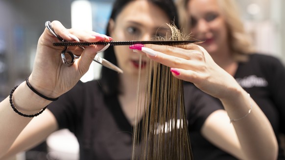 ZUR BERUFSAUSBILDUNG DER COIFFEUSE STELLEN WIR IHNEN FOLGENDES NEUES BILDMATERIAL ZUR VERFUEGUNG --- Hairdresser apprentices of the hairstyling company Coiffina cut and style hair under the supervisio ...