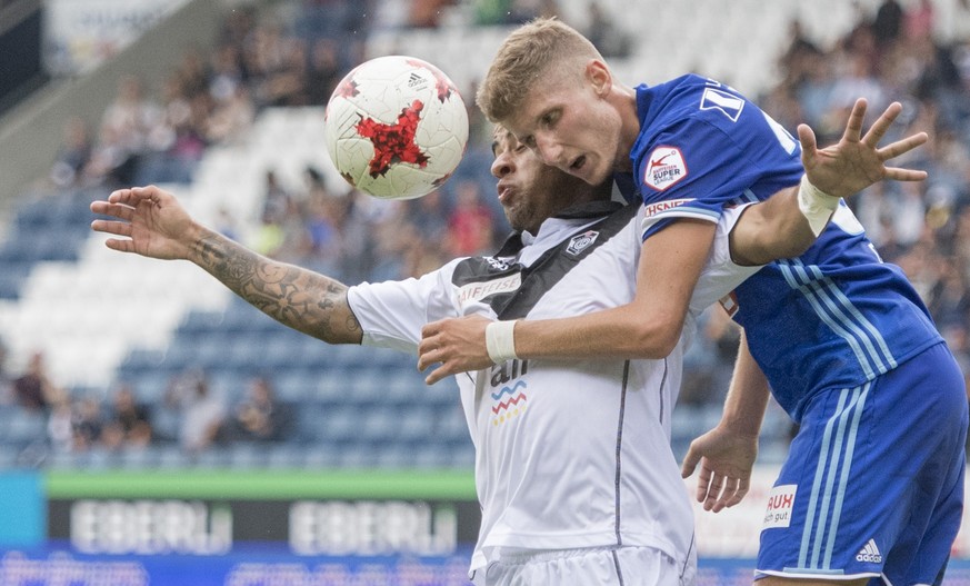 Carlinhos Junior, links, von Lugano im Spiel gegen Dren Feka, rechts, von Luzern, beim Fussball Meisterschaftsspiel der Super League zwischen dem FC Luzern und dem FC Lugano, am Sonntag, 22. Juli 2017 ...