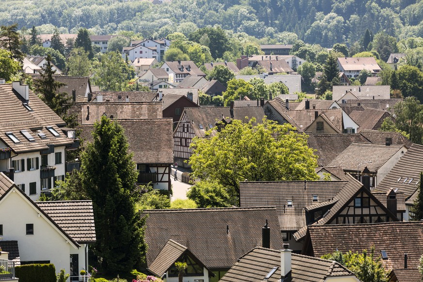 ZUM GUTACHTEN DER ENSI ZU DEN ENDLAGER-STANDORTVORSCHLAEGEN DER NAGRA STELLEN WIR IHNEN FOLGENDES BILDMATERIAL ZUR VERFUEGUNG - The village Glattfelden in the canton of Zurich, pictured on June 17, 20 ...