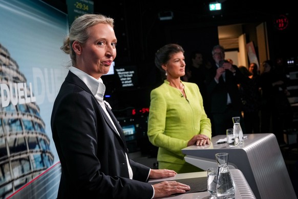 09.10.2024, Berlin: Alice Weidel (l), Partei- und Fraktionsvorsitzende der AfD, und Sahra Wagenknecht, Parteivorsitzende von BSW und Bundestagsabgeordnete, stehen an ihren Rednerpulten zu Beginn des T ...