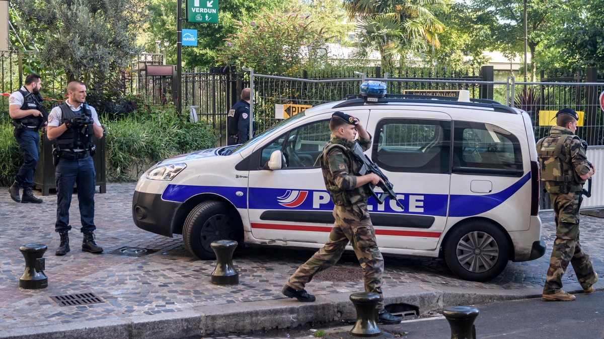 epa06133276 Police and military officers set up a security perimeter near the site where six soldiers of the anti-terrorism Sentinelle operation were hit by a car in Levallois-Perret, near Paris, Fran ...