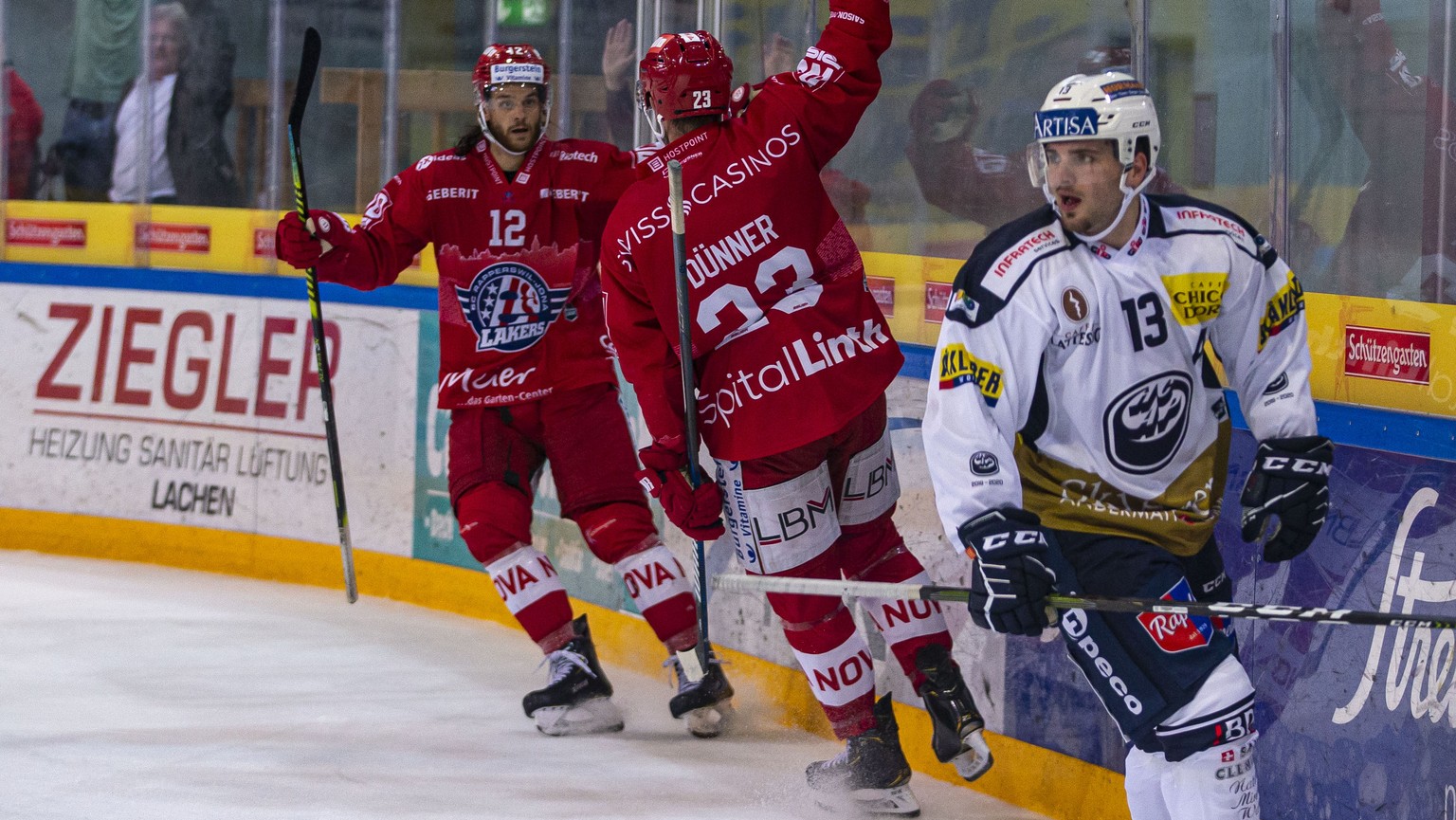 SC Rapperswil-Jona Lakers Stuermer Nico Duenner (#23) feiert seinen Treffer zum 3-0 mit seinem Teamkollegen SC Rapperswil-Jona Lakers Stuermer Cedric Huesler, rechst, waehrend HC Ambri-Piotta Stuermer ...