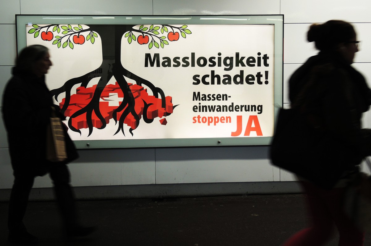 ARCHIV - Ein Plakat mit der Aufschrift &amp;quot;Masslosigkeit schadet! Masseneinwanderung stoppen - Ja&amp;quot;&amp;quot; wirbt fuer ein Ja zur SVP-Volksinitiative &amp;quot;gegen Masseneinwanderung ...