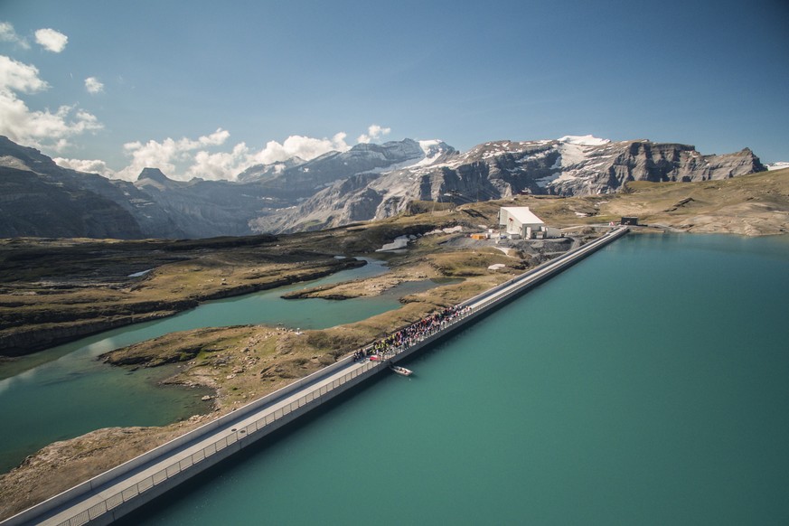 HANDOUT - Blick von einer Drohne auf die Staumauer und den Stausee Muttsee waehrend der Segnungszeremonie anlaesslich der Einsegnung der Staumauer Muttsee des Pumpspeicherwerks Limmern der Axpo Holdin ...