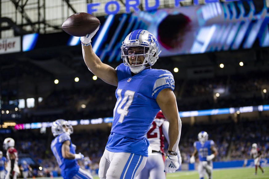 NFL, American Football Herren, USA Arizona Cardinals at Detroit Lions, Dec 19, 2021 Detroit, Michigan, USA Detroit Lions wide receiver Amon-Ra St. Brown 14 celebrates after a touchdown catch during th ...