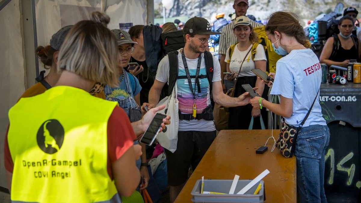 Des festivaliers montrent le certificat covid a l'entree pendant le festival Openair Gampel le vendredi 20 aout 2021 a Gampel en Valais. (KEYSTONE/Jean-Christophe Bott)