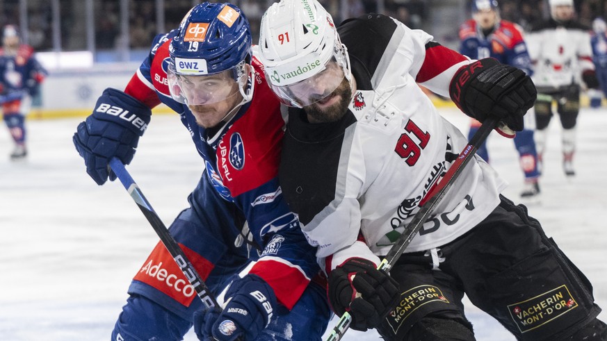 Reto Schaeppi (ZSC), links, kaempft um den Puck gegen Fabian Heldner (LHC), rechts, im ersten Playoff Final Eishockeyspiel der National League zwischen den ZSC Lions und dem Lausanne HC, am Dienstag,  ...
