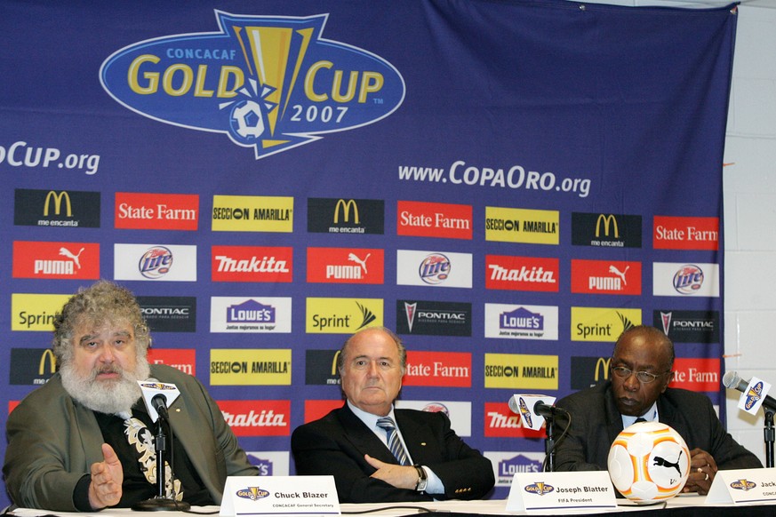 Sepp Blatter sitzt zwischen Chuck Blazer (l.) und Jack Warner.