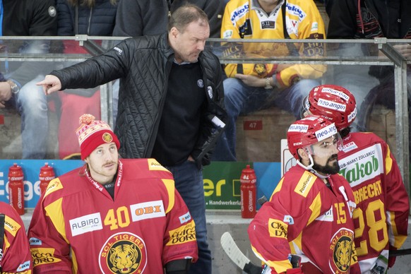 Tigers Head Coach Heinz Ehlers gibt Anweisungen, waehrend dem Meisterschaftsspiel der National League zwischen den SCL Tigers und dem Lausanne HC, am Samstag, 2.Dezember 2017, in der Ilfishalle in Lan ...