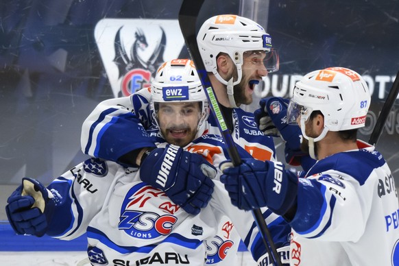 l&#039;attaquant des ZSC Denis Malgin, a gauche, celebre son goal (2-2) avec ses coequipiers, le defenseur des ZSC Christian Marti, au centre, l&#039;attaquant des ZSC Marco Pedretti, a droite, lors d ...