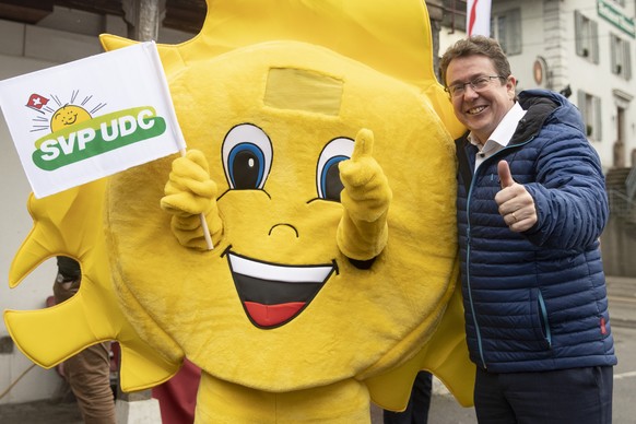 Albert Roesti, Parteipraesident SVP, posiert zusammen mit dem SVP-Suenneli, beim Wahlkampfauftakt der SVP, am Freitag, 1. Maerz 2019 in Aarwangen. (KEYSTONE/Peter Klaunzer)