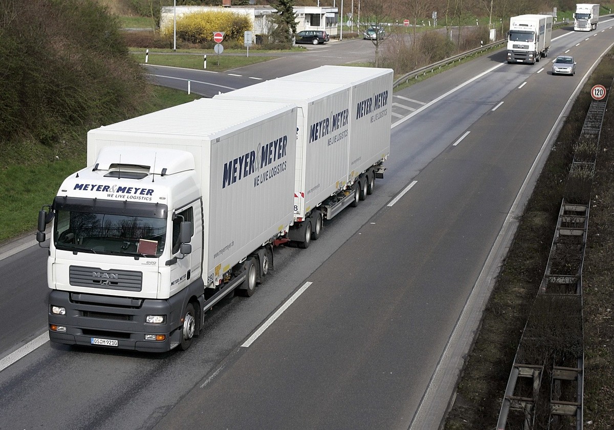 Ein Eurokombi der Speditionsfirma Meyer &amp; Meyer, auch Gigaliner genannt, faehrt am Dienstag, 20. Maerz 2007, ueber die Autobahn 61 bei Moenchengladbach. Die Zulassung von 25 Meter langen und bis z ...