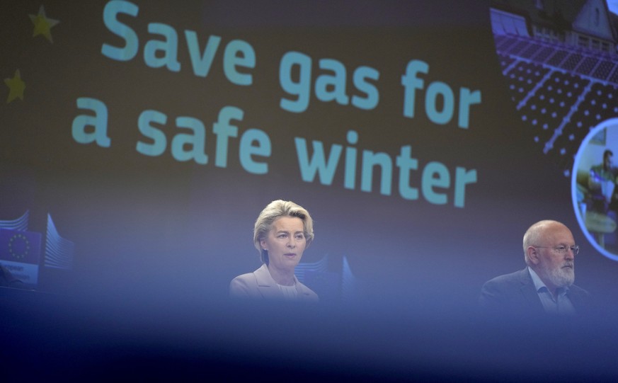 «Spare Gas für einen sicheren Winter», steht über den Köpfen der Präsidentin der Europäischen Kommission, Ursula von der Leyen, und Frans Timmermans, Vizepräsident der Europäischen Kommission, während sie an einer Medienkonferenz darüber sprechen, dass die EU-Mitgliedstaaten ihren Gasverbrauch in den kommenden Monaten um 15 Prozent senken sollten.
