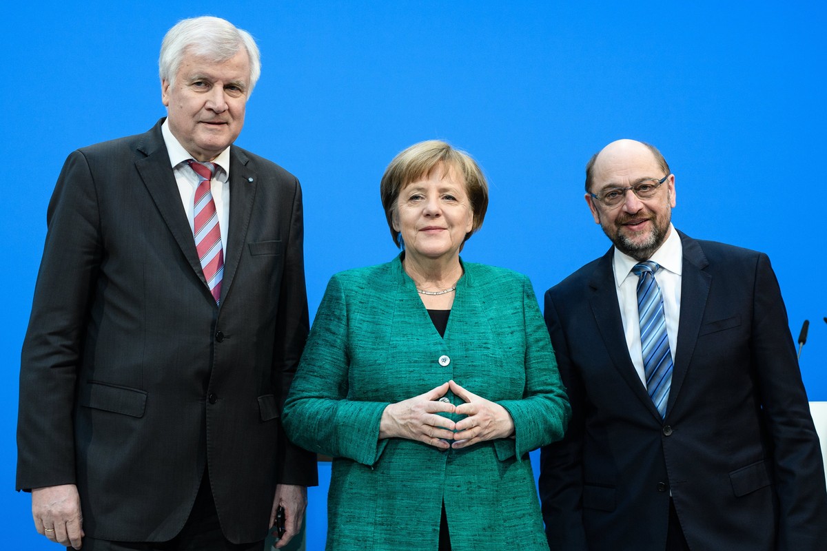 epa06502975 (L-R) Minister President of Bavaria Horst Seehofer of the Christian Social Union (CSU), German Chancellor Angela Merkel of the Christian Democratic Union (CDU) and Leader of the Social Dem ...