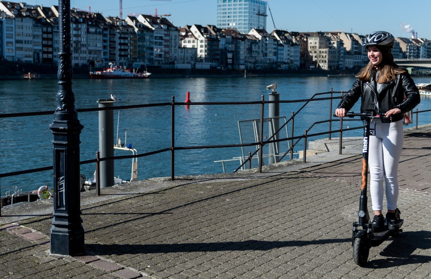 Der Anbieter Flash hat in Basel neue E-Scooter ausgerollt, die über Stossdämpfer und Handyhalter verfügen.